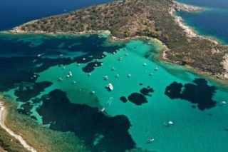Πλατιά χαμόγελα και ανησυχητικές σκιές στη Σιθωνία